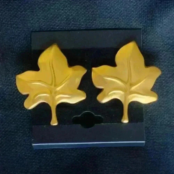 Vintage Givenchy maple leaf clip on earrings - Picture 2 of 4
